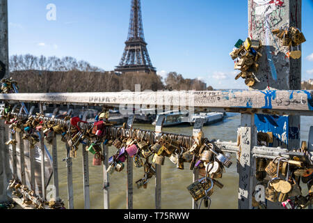 Un Liebesschlösser Seine Brücke von und der Eiffelturm à Paris, Frankreich | Love locks sur un pont de la Seine et la Tour Eiffel, Paris, France Banque D'Images