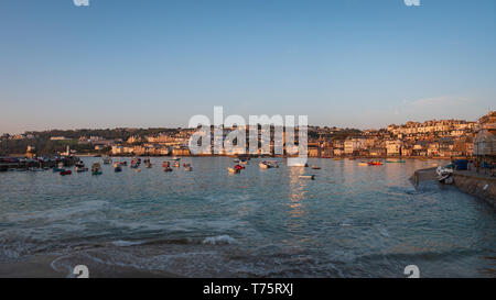 St Ives Harbour au début du matin Banque D'Images