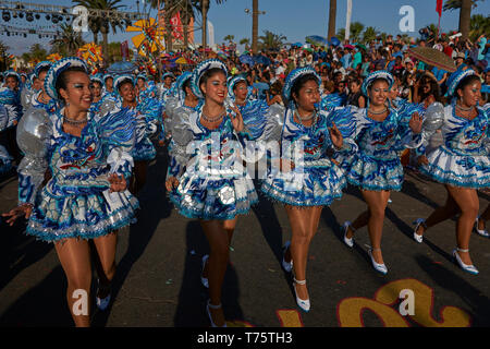 Les femmes membres d'un groupe de danse Caporales en costumes ornés d'effectuer au carnaval annuel Andino con la Fuerza del Sol à Arica, Chili. Banque D'Images