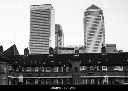 Un tour des hameaux estate est représenté avec la HSBC tour de Canary Wharf à Londres à l'arrière-plan. Nov 16. Banque D'Images