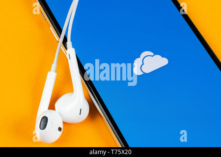 Helsinki, Finlande, le 4 mai 2019 : l'icône de l'application Microsoft OneDrive sur Apple iPhone écran X close-up. Microsoft onedrive icône de l'application. O Microsoft Office Banque D'Images