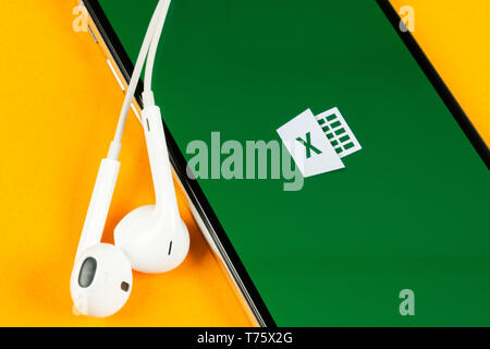 Helsinki, Finlande, le 4 mai 2019 : l'icône de l'application Excel de Microsoft sur Apple iPhone écran X close-up. Icône de l'application Microsoft Office Excel. Microsoft Office Banque D'Images