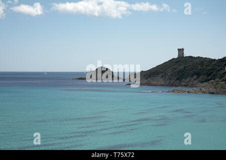Punta Fautea et une tour génoise Corse France Banque D'Images