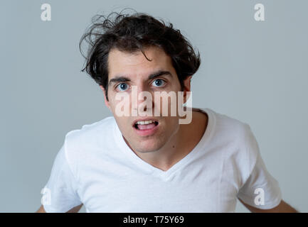 Close up portrait of young caucasian male au visage en colère. À pissé et contrarié . Isolé sur fond neutre. Dans les gens et du visage expre Banque D'Images