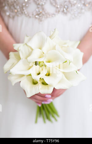 Bouquet de mariage exquis de callas blancs dans les mains de la mariée Banque D'Images