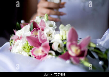 Bouquet d'orchidées rose et blanc freesia sur l'arrière-plan de la mariée Banque D'Images