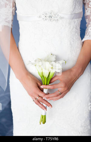 Bouquet de mariée exquise de callas blancs dans les mains d'une femme méconnaissable Banque D'Images