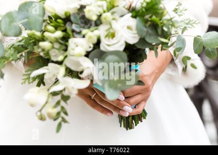 Bouquet de mariée exquise de fleurs blanches dans les mains d'une femme méconnaissable Banque D'Images