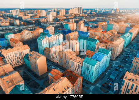 Vue aérienne de la ville européenne dans les bâtiments colorés au coucher du soleil. Vue urbaine avec maisons multicolores, des voitures dans la rue à Kiev, Ukraine. Vue d'en haut. U Banque D'Images