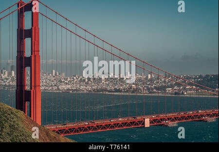 San Francisco derrière les liens de la Golden Gate Bridge, en Californie, aux États-Unis. Banque D'Images