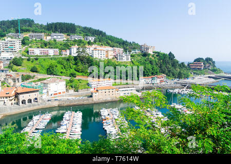 La ville et le port d'Ondarroa Banque D'Images