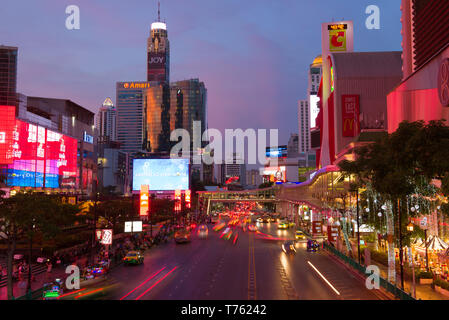 BANGKOK, THAÏLANDE - 02 janvier 2017 : Coucher de soleil sur Ratchadamri Road Banque D'Images