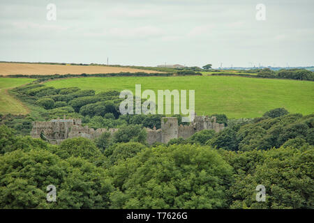 Le Château de Manorbier Norman couché dans la verte campagne de l'ouest du pays de Galles, Royaume-Uni, Europe Banque D'Images