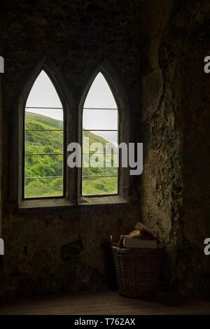 Vue depuis l'intérieur de l'enceinte médiévale du château normand Manorbier et au Pays de Galles, Royaume-Uni Banque D'Images