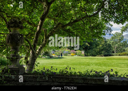 Les enfants sur l'herbe à de beaux jardins Bodnant, vallée de Conwy, au nord du Pays de Galles, Royaume-Uni Banque D'Images