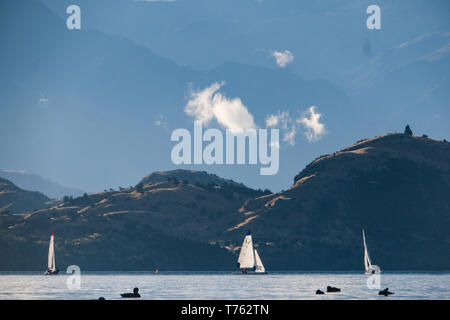 Lacs de montagne de la Nouvelle-Zélande. Voile sur le lac Wanaka. Banque D'Images