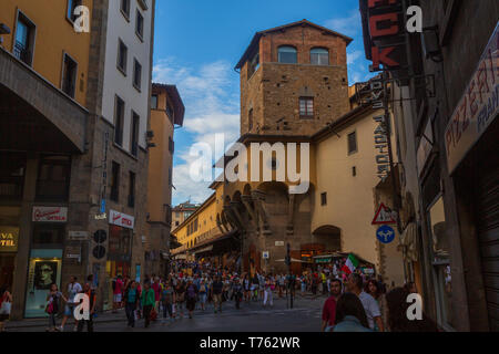Le Ponte Vecchio, une pierre médiévale de tympan fermé arcs surbaissés de pont sur l'Arno, à Florence, Italie, a noté pour toujours des boutiques construites Banque D'Images