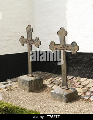 Nykøbing. Juin-15-2017. Deux croix métalliques à l'Kirke Karleby sur l'île de Falster. Danemark Banque D'Images