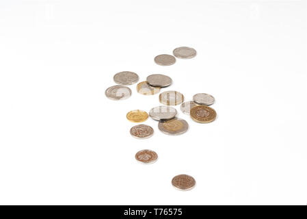 Quelques pièces de zloty polonais sur une surface blanche Banque D'Images