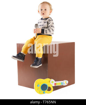 Stock photo de boy holding microphone, isolated on white Banque D'Images