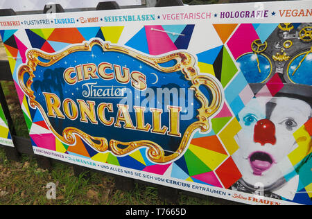 VIERSEN, ALLEMAGNE - le 27 mars. 2019 : bannière colorée annoncer apparence de circus Roncalli Banque D'Images