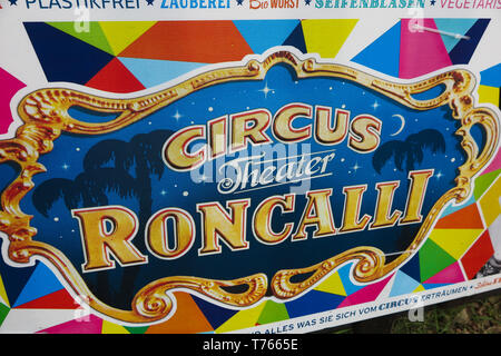 VIERSEN, ALLEMAGNE - le 27 mars. 2019 : bannière colorée annoncer apparence de circus Roncalli Banque D'Images
