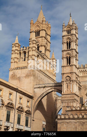 Vue sur le clocher et tour sud-ouest, la cathédrale de Palerme, Palermo, Italie. Banque D'Images