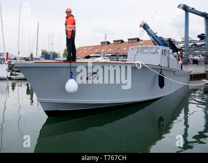 AJAXNETPHOTO. 3 mai, 2019. Normandie, l'Angleterre. - MA/SB 27 relancé - 78 ans après avoir été mis en service par la Marine royale en 1941, la seconde guerre mondiale, la lutte anti-sous-Moteur Bateau (MA/SB) 27, est de nouveau lancé à Hamble Point Marina à la fin d'une restauration de trois ans par les propriétaires D-Day Revisited la charité. Le 63ft (18m) ex-Forces côtières, bateau construit à l'origine par les Britanniques Bateau Co. de Hythe sur Southampton Water en 1940-1941 a été l'un d'un lot de forces côtières MA/SB bateaux numérotés de 22-36. MA/SB 27 servis tout au long de la DEUXIÈME GUERRE MONDIALE, d'abord comme MA/SB et plus tard, tout en opérant à partir de Dartmouth sur Naval Air Banque D'Images