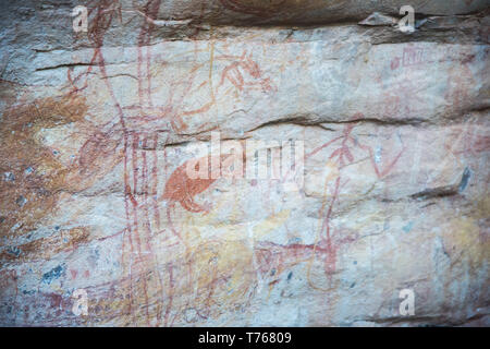 Art rupestre aborigène sur les surfaces en pierre naturelle dans le Parc National de Kakadu, dans le Territoire du Nord de l'Australie Banque D'Images