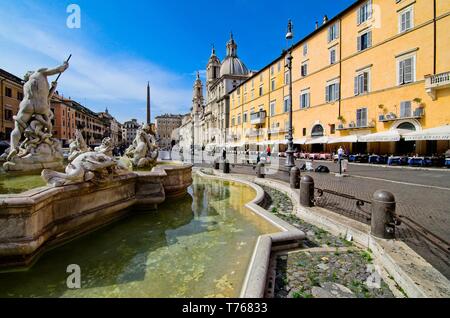 Voir à partir de la Fontana del Nettuno (fontaine de Neptune) vers le bas de la place Piazza Navona, Rome, sous un ciel bleu Banque D'Images