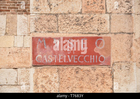 Vieille enseigne sur le mur de la Museo di Castelvecchio, Verona, Italie Banque D'Images