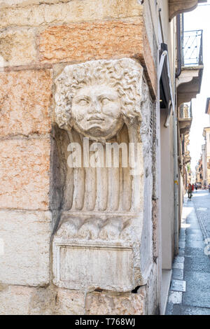 Un morceau de sculpture romaine sur l'angle de la Via Valerio Catullo et Corso Porta Borsari Banque D'Images