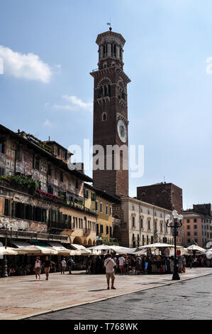 Vue de touristes dans la Piazza delle Erbe et la Torre dei Lamberti ci-dessus Banque D'Images