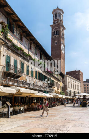 Vue de touristes dans la Piazza delle Erbe et la Torre dei Lamberti ci-dessus Banque D'Images