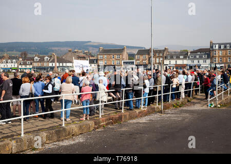 La foule à l'enregistrer le Pier Rally, Helensburgh, en Écosse, organisé par le projet de développement du front de Helensburgh MSPs avec Jackie Baillie et Mauric Banque D'Images