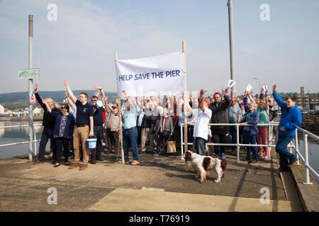 La foule à l'enregistrer le Pier Rally, Helensburgh, en Écosse, organisé par le projet de développement du front de Helensburgh MSPs avec Jackie Baillie et Mauric Banque D'Images