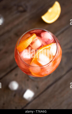 Aperol Spritz Cocktail dans des verres. Cocktail maison à l'orange et la glace. Banque D'Images