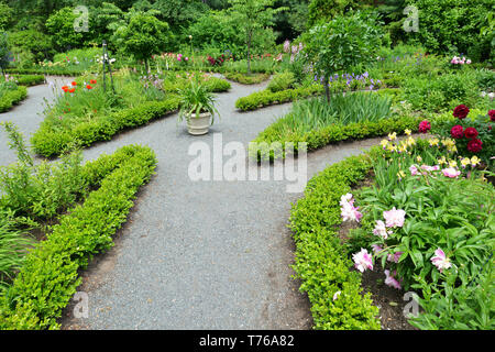 Chemins de granite concassée dans jardin formel, belle conception de paysage Banque D'Images