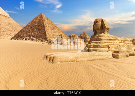 Le Sphinx de Gizeh suivant pour les Pyramides dans le désert, en Égypte. Banque D'Images