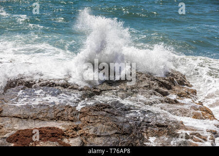 Les vagues de l'océan s'écraser sur un rivage rocailleux à Grand Fond à St Barth Banque D'Images