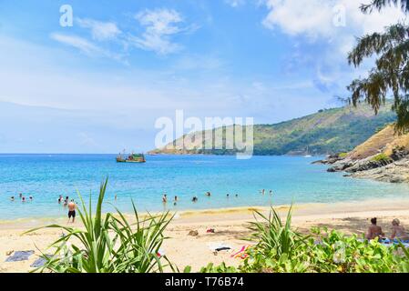 Belle plage de Nai Harn à Phuket, Thaïlande Banque D'Images