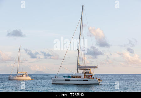 Deux voiliers seulement de Shell Beach à St Barth Banque D'Images