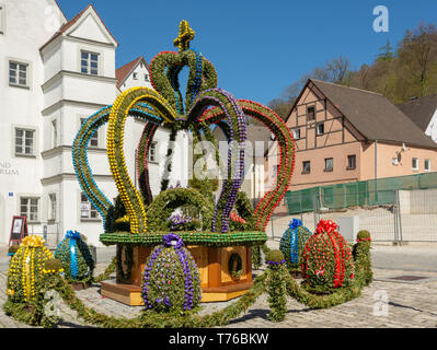 KIPFENBERG, ALLEMAGNE - 19 avril : Pâques à la décoration traditionnelle fontaine Kipfenberg, Allemagne le 19 avril 2019. Foto pris à partir de la Marktplatz. Banque D'Images