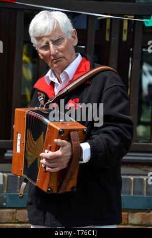 Homme jouant de l'accordéon pour Morris Dancers, effectuant à Longwick Fete, mai 2019 Banque de jours de vacances, Princes Risborough, España Banque D'Images