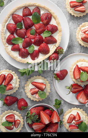 Gâteau avec les fraises tranchées Banque D'Images