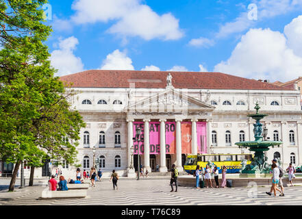 Le Rossio aka Dom Pedro IV Place avec fontaine, Théâtre National Dona Maria II en arrière-plan et le portugais typiques pavés. Lisbonne, Banque D'Images