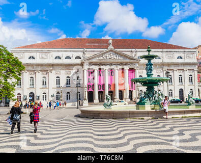 Le Rossio aka Dom Pedro IV Place avec fontaine, Théâtre National Dona Maria II en arrière-plan et le portugais typiques pavés. Lisbonne, Banque D'Images