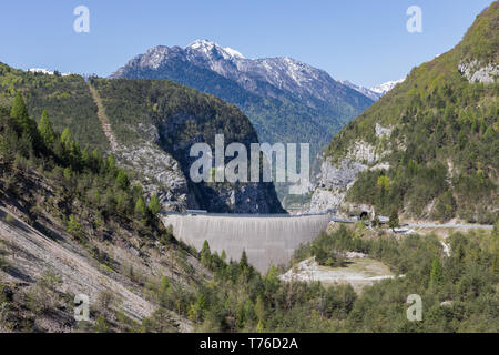 Le barrage de Vajont (aussi Vaiont barrage), un ancien barrage dans la vallée de la rivière Vajont en Italie Banque D'Images