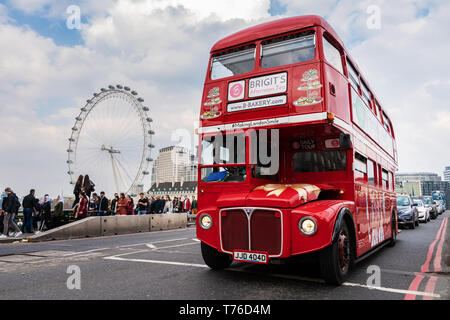 30 mars 2019. Londres, Royaume-Uni. Le thé de l'après-midi l'expérience sur le bus à impériale rouge sur le Westminster Bridge et offre une vue sur le London Eye. Banque D'Images