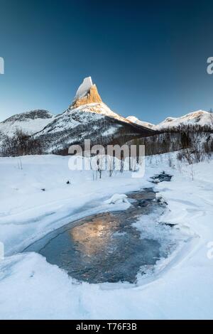 Stetind, Norwegian national mountain, icy stream en face, Tysfjord, Nordland, Norvège Banque D'Images